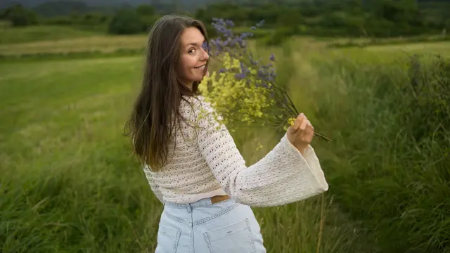 Wanita di Padang Rumput