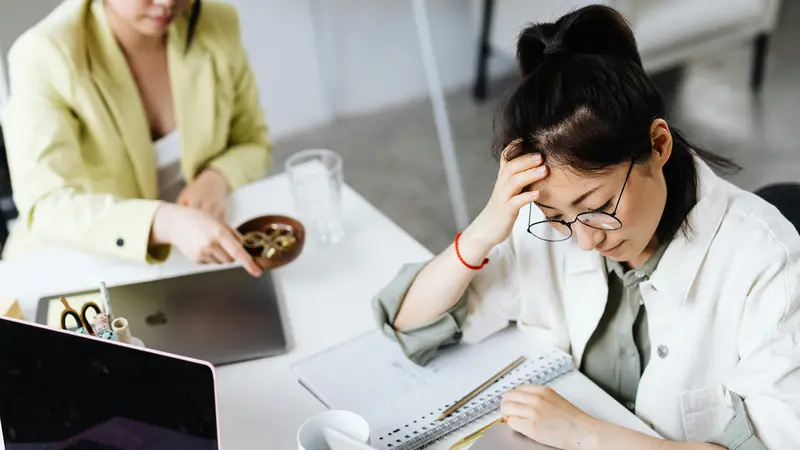 stres karir perempuan bekerja kantor