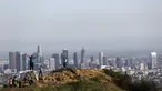 Wisatawan berpose di kawasan Griffith Observatory & Planetarium, California (14/3/2016). Di belakang mereka tampak Kota Los Angeles (Reuters/ Mario Anzuoni)
