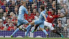 Proses terjadinya gol penyeimbang yang dicetak gelandang Stoke, Joe Allen, ke gawang Manchester United pada laga Premier League di Stadion Old Trafford, Inggris, Minggu (2/10/2016). Kedua tim bermain imbang 1-1. (Reuters/Carl Recine)