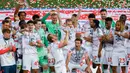 Bayern Munchen resmi menjuarai Bundesliga 2024/2025. Ini menjadi momen bersejarah bagi Harry Kane yang akhirnya mengangkat trofi pertamanya sepanjang kariernya. (AFP/Michaela Stache)