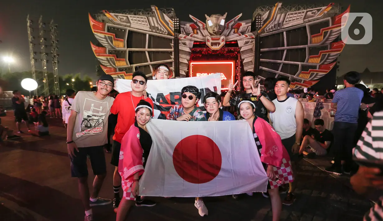 Pengunjung mancanegara berpose dengan bendera nasional negaranya saat menonton Djakarta Warehouse Project (DWP) 2019 di JI Expo Kemayoran, Jakarta, Jumat (13/9/2019). Hari pertama DWP 2019 dimeriahkan Martin Garrix, Zedd, Dash Berlin, Yellow Claw, hingga Barong Family. (Kapanlagi.com/Budy Santoso)