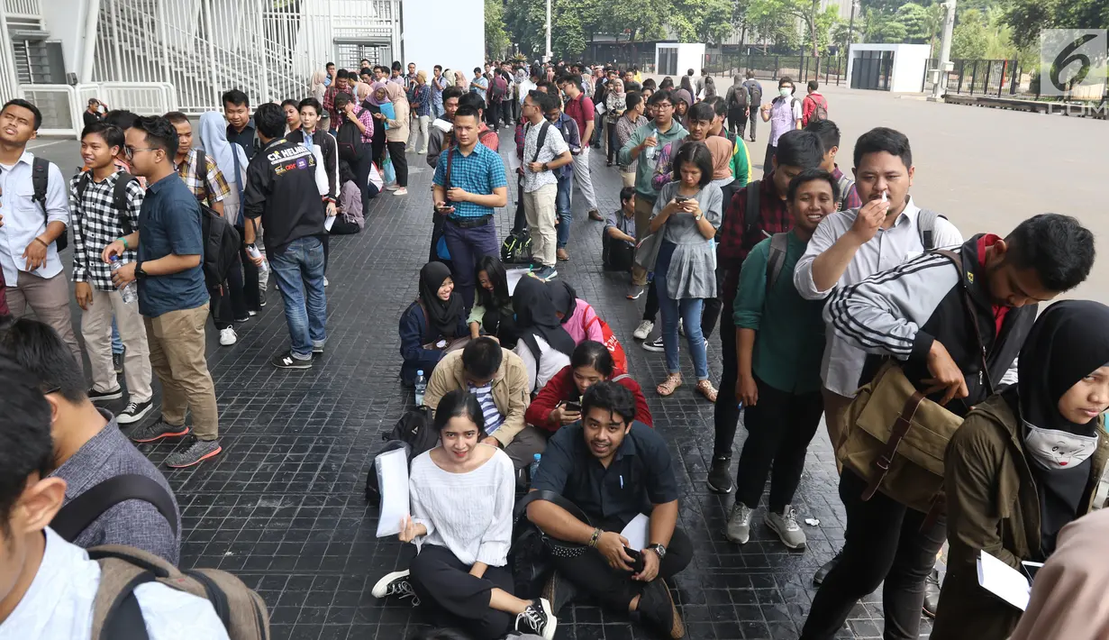 Ratusan pencari kerja mengantre saat akan mengikuti Mega Career Expo 2019 di GBK, Senayan, Jakarta, Selasa (2/7/2019). Mega Career Expo 2019 diikuti lebih dari 100 perusahaan BUMN, nasional, dan multinasional. (Liputan6.com/Angga Yuniar)