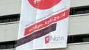 Aktivis membentangkan spanduk raksasa dengan cara repling turun dari gedung C Komisi Pemberantasan Korupsi (KPK) di Jakarta, Senin (26/3). (Merdeka.com/Dwi Narwoko)