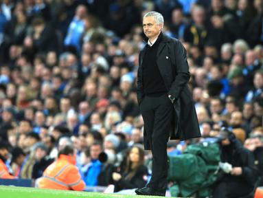 1. Pesangon - Pemberikan kontrak baru pada bulan Januari membuat Mou menjadi satu dari pelatih dunia dengan bayaran terbesar. Biaya yang harus dikeluarkan MU cukup besar jika memecat Mourinho. (AFP/Lindsay Parnaby