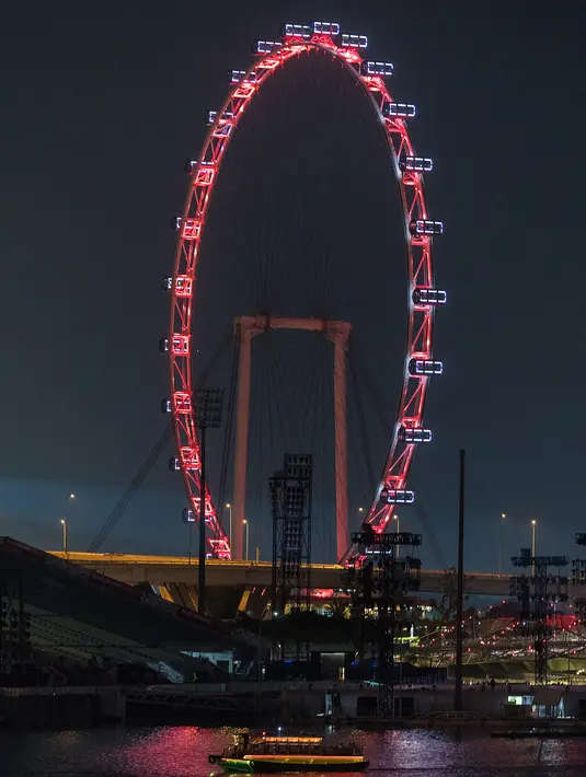 Singapore Flyer berwarna merah untuk menandai Hari Inklusi di Singapura, Jumat (20/7). (Danial Hakim/Light Up For Inclusion/AFP-Services)
