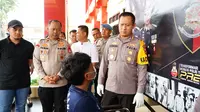 Kapolresta Bandung, Kombes Pol Kusworo Wibowo tengah di hadapan tersangka penusukan, Mapolresta Bandung, Rabu, 29 Mei 2024.