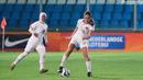 Pemain Timnas Indonesia Putri, Sidney Sari Hopper (kanan) mengontrol bola pada laga uji coba melawan Timnas Belanda yang berlangsung di Stadion Devijverberg, Doetinchem, Belanda, Sabtu (26/10/2024) WIB. (Dok. PSSI)