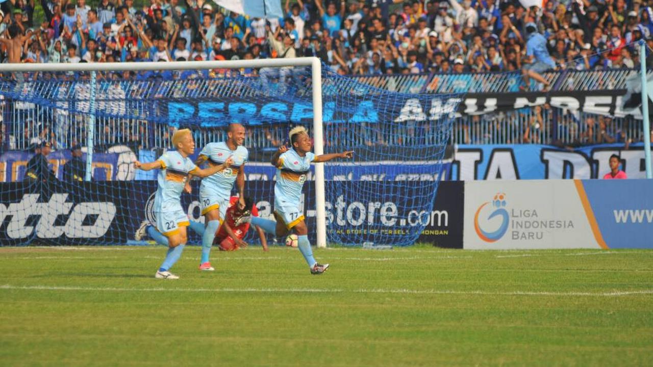 Persela Lamongan coba mencuri angka dari markas PS TNI, Sabtu (27/5/2017). 