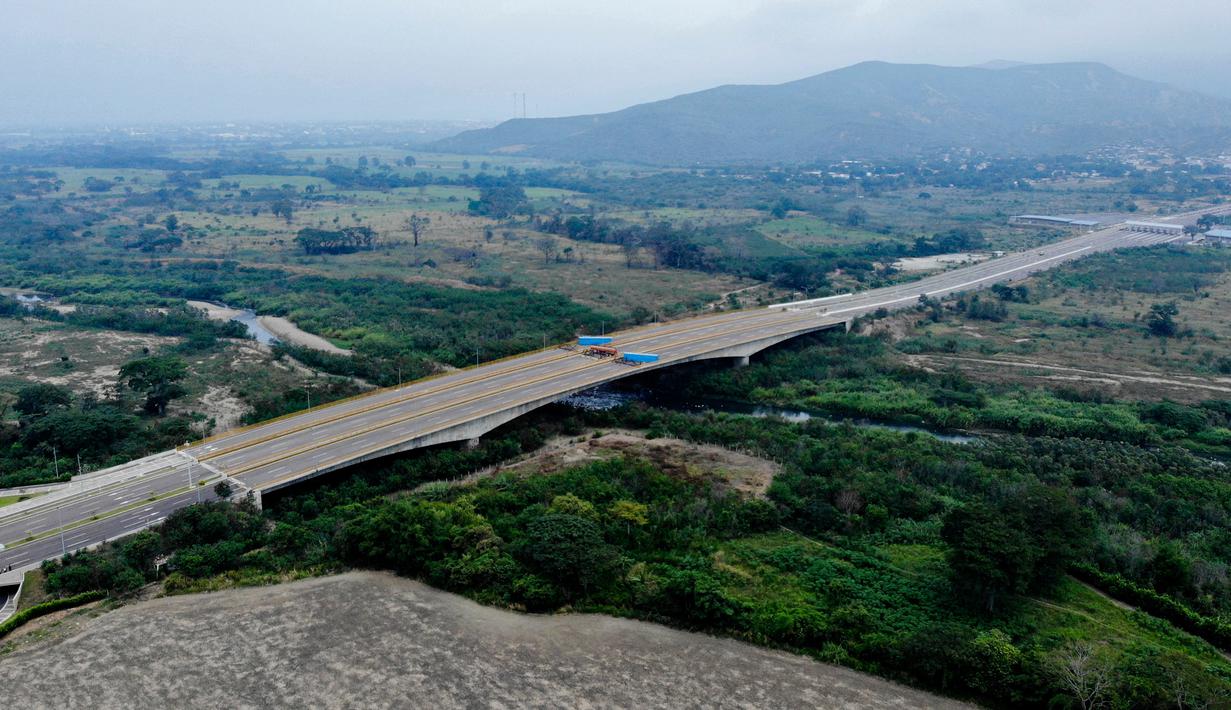 Pasukan militer Venezuela memblokir perbatasan dengan Kolombia di Jembatan Tienditas, Cucuta, Kolombia, Rabu (6/2). Hal itu untuk mencegah masuknya bantuan kemanusiaan yang dikirim oleh pihak-pihak pendukung oposisi. (EDINSON ESTUPINAN / AFP)