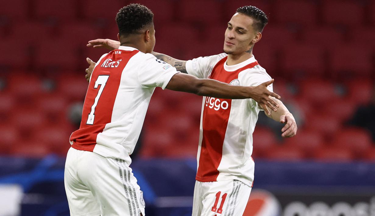 Antony (kanan). Sayap kanan Brasil berusia 22 tahun yang baru memperkuat Ajax Amsterdam selama 2 musim sejak didatangkan dari Sao Paulo pada awal musim 2020/2021 dengan nilai transfer 15,75 juta euro ini dibutuhkan Erik ten Hag untuk menambah stok dan pilihan lini depan Manchester United yang telah dihuni Marcus Rashford, Jadon Sancho, Anthony Elanga dan Cristiano Ronaldo. (AFP/Kenzo Tribouillard)