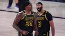 Pebasket Los Angeles Lakers, Dwight Howard dan Anthony Davis merayakan kemenangan atas Denver Nuggets pada gim kedua final wilayah barat Playoff NBA 2020, Senin (21/9/2020). Lakers menang dengan skor 105-103. (AP/Mark J. Terrill)