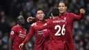 Para pemain Liverpool merayakan gol yang dicetak Roberto Firmino ke gawang Manchester City pada laga Premier League di Stadion Etihad, Manchester, Kamis (4/1). City menang 2-1 atas Liverpool. (AFP/Paul Ellis)