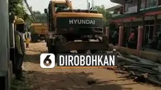 Pihak pemasang tembok beton datang menyaksikan pembongkaran.
