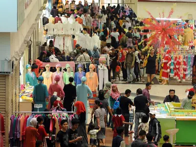 Sejumlah calon pembeli memadati Pusat Grosir Metro Tanah Abang Blok B, Jakarta, Selasa (5/7). Sehari jelang Idul Fitri 1437 H, aktivitas jual beli pakaian di Blok B Tanah Abang masih terlihat ramai. (Liputan6.com/Helmi Fithriansyah)