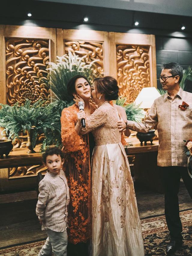 Pernikahan ibu Vanesha Prescilla dan Sissy Priscillia (Instagram/ @sysiio, Foto oleh @bidolzz https://www.instagram.com/p/Bvgcum6AQ0R/