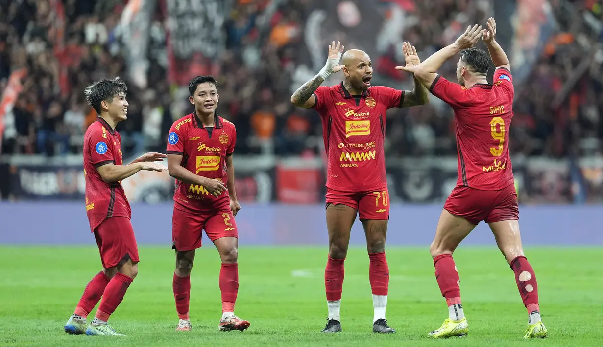 Pemain Persija Jakarta merayakan gol yang dicetak oleh Marko Simic (kanan) pada laga lanjutan BRI Liga 1 2024/2025 melawan Persita Tangerang di Jakarta International Stadium (JIS), Jakarta Utara, Minggu (19/01/2025). (Dok. Persija)