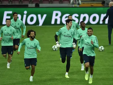 Bek Real Madrid Marcelo (kiri) bersama rekan-rekannya berlatih jelang menghadapi Galatasaray pada pertandingan Grup A Liga Champions di kompleks olahraga TT Ali Samiyen, Istanbul, Turki, Senin (21/10/2019). (Ozan KOSE/AFP)