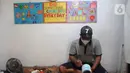 Perajin melukis bahan daur ulang untuk dipasarkan secara online di Kaleng Lani  di kawasan Tanah Baru, Depok, Jawa Barat, Rabu (9/3/2022). Kerajinan tangan ini dijual dengan harga antara Rp 25 ribu hingga Rp 250 ribu. (merdeka.com/Arie Basuki)