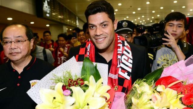 Hulk tiba di Tiongkok mendapat sambutan meriah dari ratusan fans Shanghai SIPG
