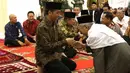 Presiden Joko Widodo bersalaman dengan Ketua MUI Maruf Amin di Istana Bogor, Senin (29/5). Usai menjalankan rapat kabinet paripurna Presiden dan Wapres melakukan buka puasa bersma. (Liputan6.com/Angga Yuniar)