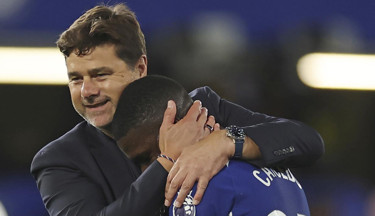Pelatih Chelsea, Mauricio Pochettino, memeluk Moises Caicedo setelah laga melawan Luton Town di Stadion Stamford Bridge pada laga pekan ketiga Premier League, Sabtu (26/8/2023). Hasil postif kontra Luton Town menjadi tiga poin pertama Chelsea di Premier League musim ini. Dalam dua pertandingan sebelumnya, The Blues ditahan 1-1 Liverpool dan menelan kekalahan 1-3 dari West Ham United. (AFP/Henry Nicholls)