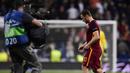 Pemain Roma, Francesco Totti  tertunduk usai kalah dari Real Madrid pada leg kedua babak 16 besar  Liga Champion di Stadion Santiago Bernabeu, Madrid, Rabu (9/3/2016) dini hari WIB. (AFP/Javier Soriano)