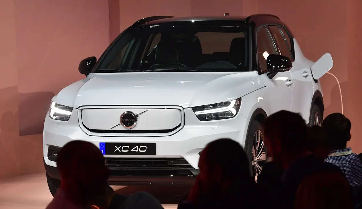 Volvo resmi meluncurkan mobil listrik perdananya, XC40 Recharge dalam acara di Los Angeles, California pada 16 Oktober 2019. Menggunakan penggerak road all wheel drive (AWD) electric powertain, XC40 Recharge bisa menghasilkan tenaga hingga 408 tk. (Frederic J. BROWN / AFP)