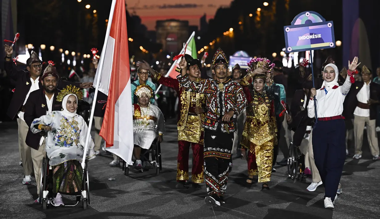 Kontingen Indonesia mengikuti defile dalam pembukaan Paralimpiade Paris 2024 di Place de la Concorde, Kamis (29/8) dini hari WIB. (Julien De Rosa/Pool Photo via AP)