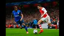 Penyerang Arsenal, Alexis Sanchez berusaha membawa bola melewati pemain AS Monaco di laga 16 besar Liga Champions di Emirates Stadium, London, (25/2/2015). AS Monaco unggul 3-1 atas Arsenal. ( Reuters/Eddie Keogh)