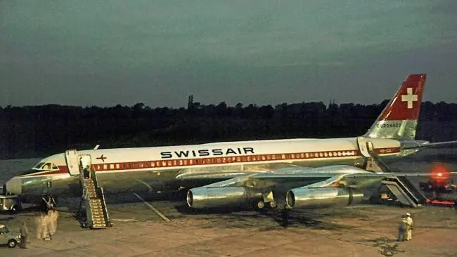 Sebuah pesawat Swissair sedang transit di Manchester dalam perjalanan ke Zurich pada 1964. (Sumber Wikimedia Commons/Ruth AS)