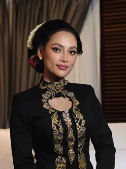 Intip potret cantik Erika Carline di Tedak Sinten Andrew Raxy Neil (@loritayoung_mua)