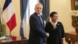 Menlu RI Retno Marsudi menjabat tangan Menlu Prancis Jean-Marc Ayrault setibanya di Kemenlu, Jakarta, Selasa (28/2). Kedatangan Menlu Prancis untuk menyiapkan rencana kunjungan Presiden Prancis ke Indonesia pada Maret 2017. (Liputan6.com/Faizal Fanani)