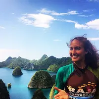 Nadine Chandrawinata berpose dengan latar belakang keindahan dari Raja Ampat