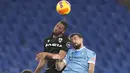 Penyerang Udinese Beto (kiri) melakukan sundulan dengan bek Lazio Luiz Felipe pada pekan ke-15 Liga Italia di Olimpico Stadium, Jumat (3/12/2021). Lazio harus puas berbagi poin setelah ditahan imbang Udinese 4-4. (AP Photo/Gregorio Borgia)