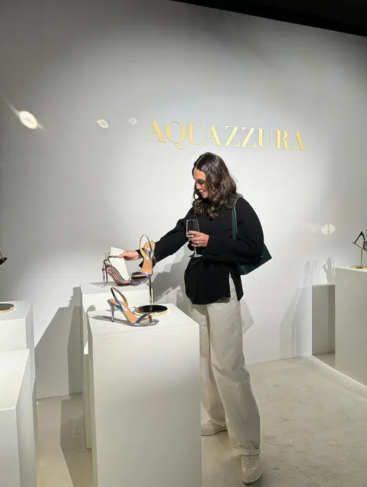 Penampilan Luna di sini semakin elegan dengan padu padan celana panjang dan sneakers putih. [Foto: Instagram/lunamaya]