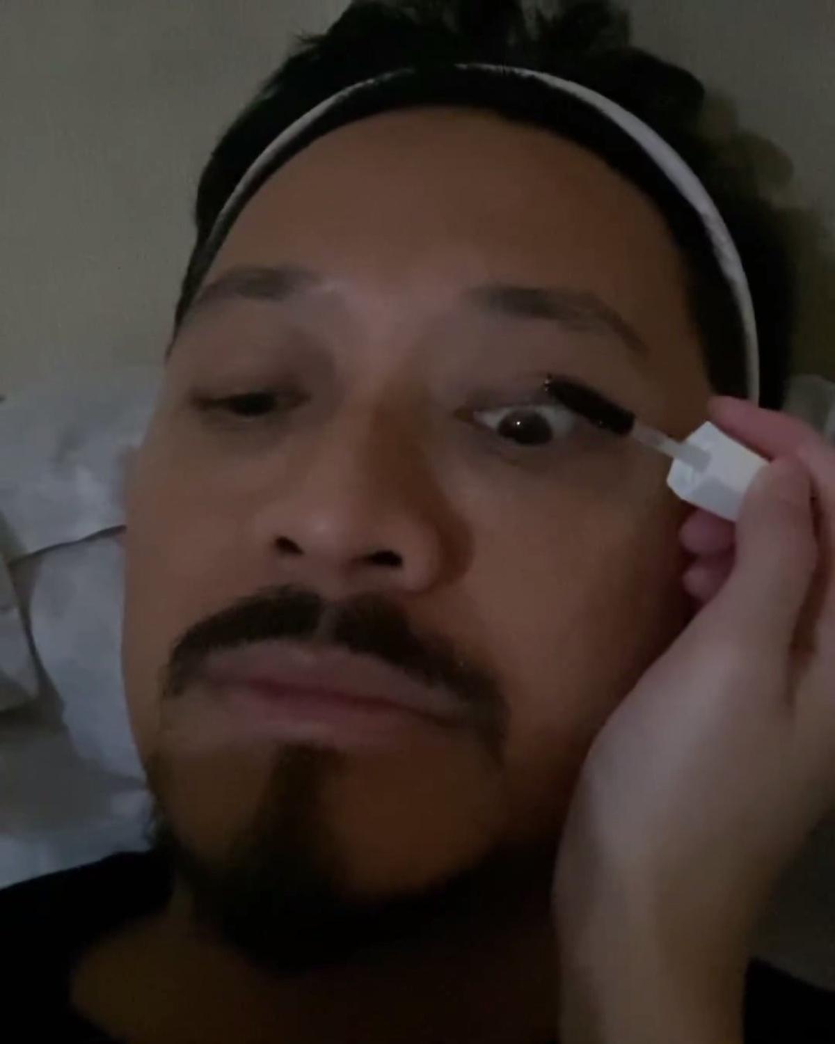 Ferry Maryadi Dipakaikan Masker - Perawatan ala Salon oleh Harleyava Princi, Muka Terlihat Pasrah