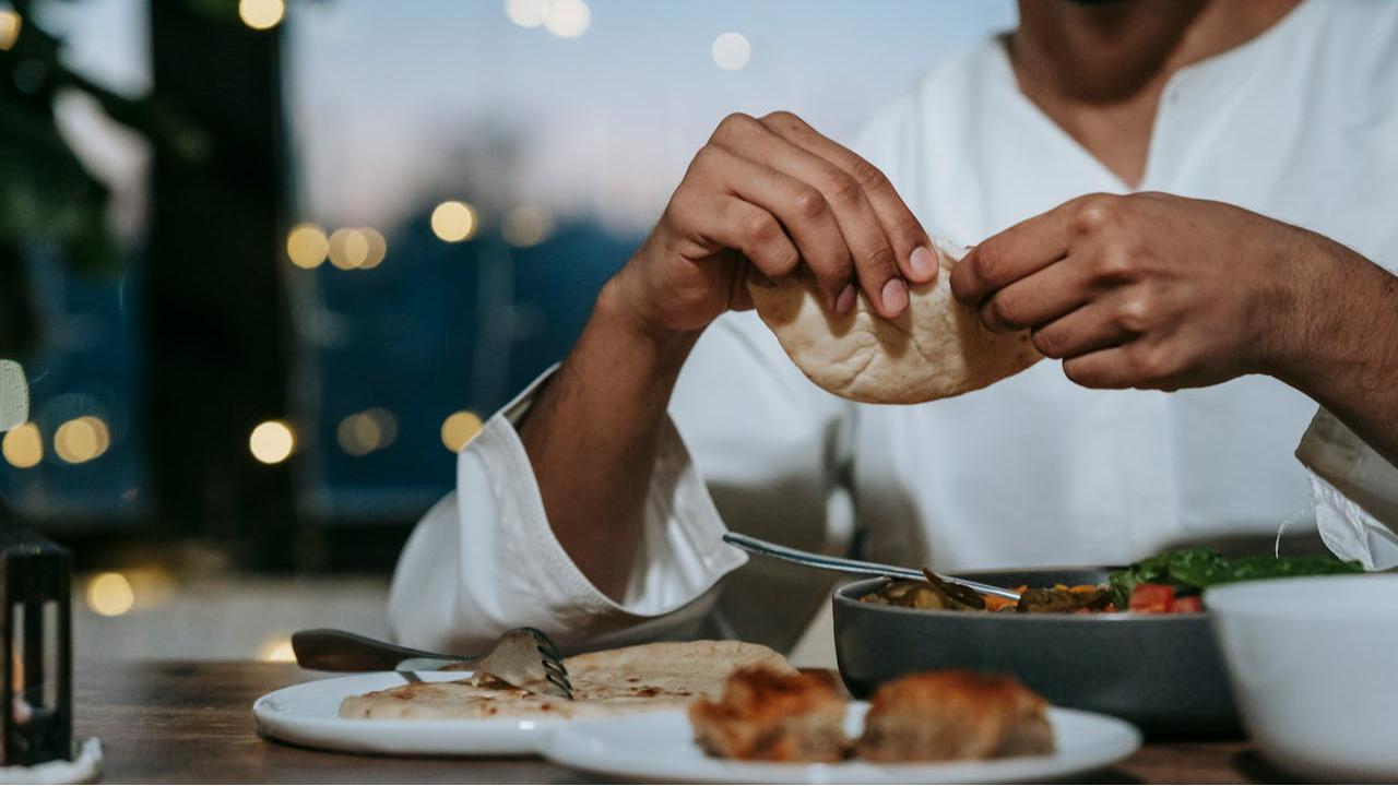 Makanan Haram Tak Sengaja Tertelan, Apakah Sah Puasa dan Salat?