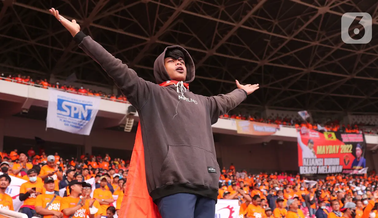 Buruh meneriakkan yel saat mengikuti aksi bertajuk May Day Fiesta 2022 di Stadion Gelora Bung Karno (GBK), Senayan, Jakarta Pusat, Sabtu (14/5/2022). Dalam aksi kali ini, massa buruh membawa 18 tuntutan, di antaranya menolak omnibus law UU Cipta Kerja, wujudkan kedaulatan pangan dan dan menolak kenaikan Pajak Pertambahan Nilai (PPN). (Liputan6.com/Angga Yuniar)