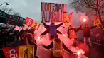 Mahasiswa dan pekerja menggelar unjuk rasa di Paris, Prancis, Kamis (31/3). Mereka menolak rancangan undang-undang sosialis pemerintah Prancis yang dinilai merugikan pekerja. (Alain JOCARD/AFP)