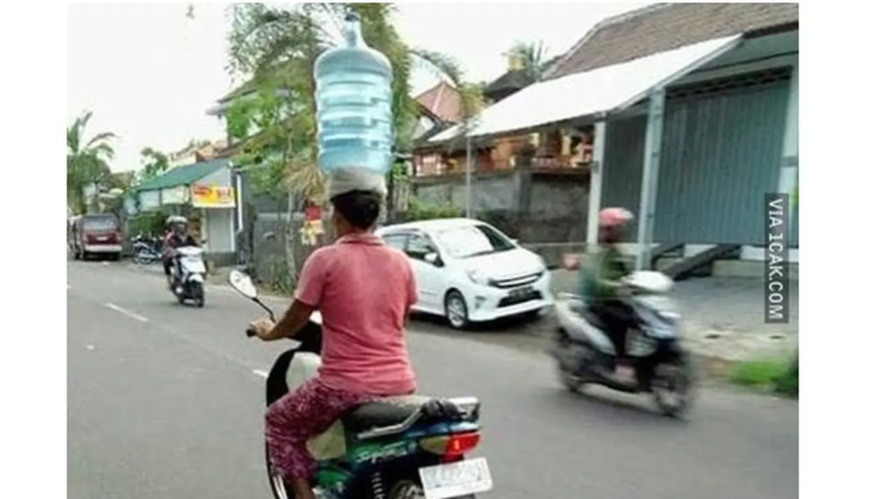 6 Cara Orang Bawa Galon Ini Unik Banget, Jadi Sorotan