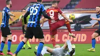 Striker AS Roma, Edin Dzeko pada laga melawan Inter Milan di ajang Serie A 2020/2021, Minggu (10/01/2021) malam WIB. (Vincenzo PINTO / AFP)