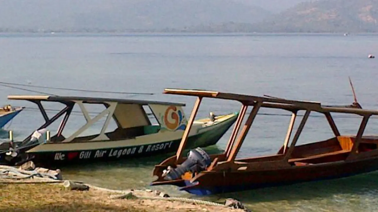 Dermaga yang kurang memadai di Gili Air, Lombok. 