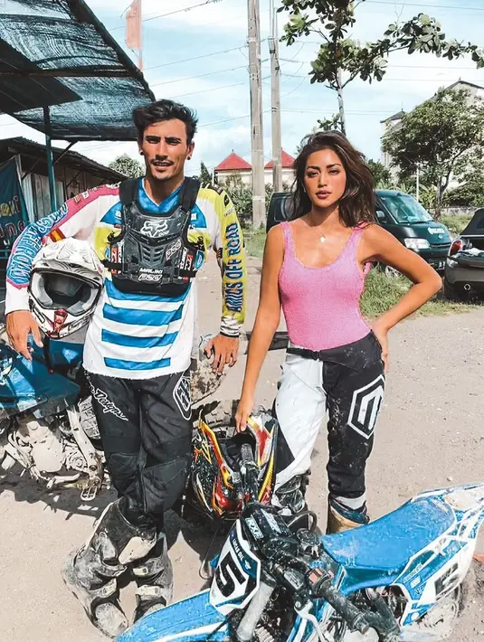 Punya pasangan suka bertualang, Jessica Iskandar pun siap dengan kostum motoran (Instagram @inijedar)