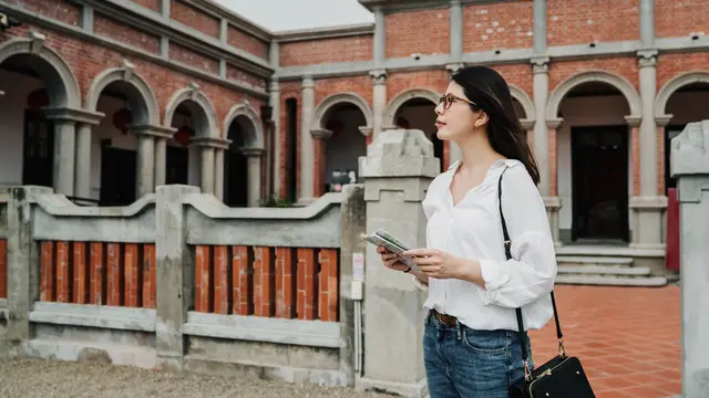 wanita juli early thirties