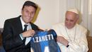 Paus Fransiskus (kanan) mendapatkan jersey dari pemain Argentina, Javier Zanetti selama audiensi pribadi di Vatikan, 25 April 2013.  (AFP/Osservatore Romano)