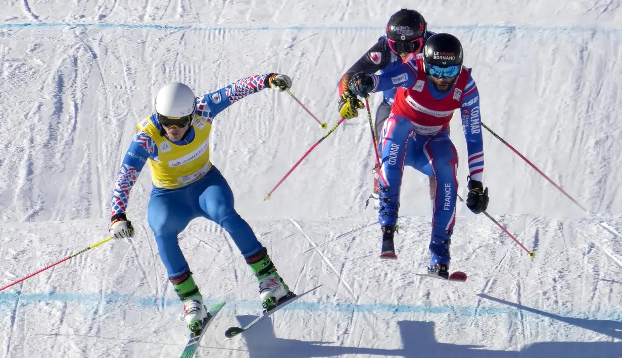 Sergey Ridzick dari Rusia (kiri) dan Bastien Midol dari Prancis bertanding pada nomor lintas ski putra selama acara uji coba Olimpiade Musim Dingin 2022 di Genting Resort Secret Garden di Zhangjiakou, China, Sabtu (27/11/2021). (AP Photo/Mark Schiefelbein)
