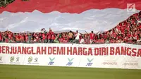 Suporter Garuda Muda membawa bendera Merah Putih raksasa saat menyaksikan laga penyisihan grup B SEA Games 2017 antara Timnas Indonesia U-22 vs Timor Leste di Stadion Selayang, Selangor, Minggu (20/8). Indonesia menang 1-0. (Liputan6.com/Faizal Fanani)