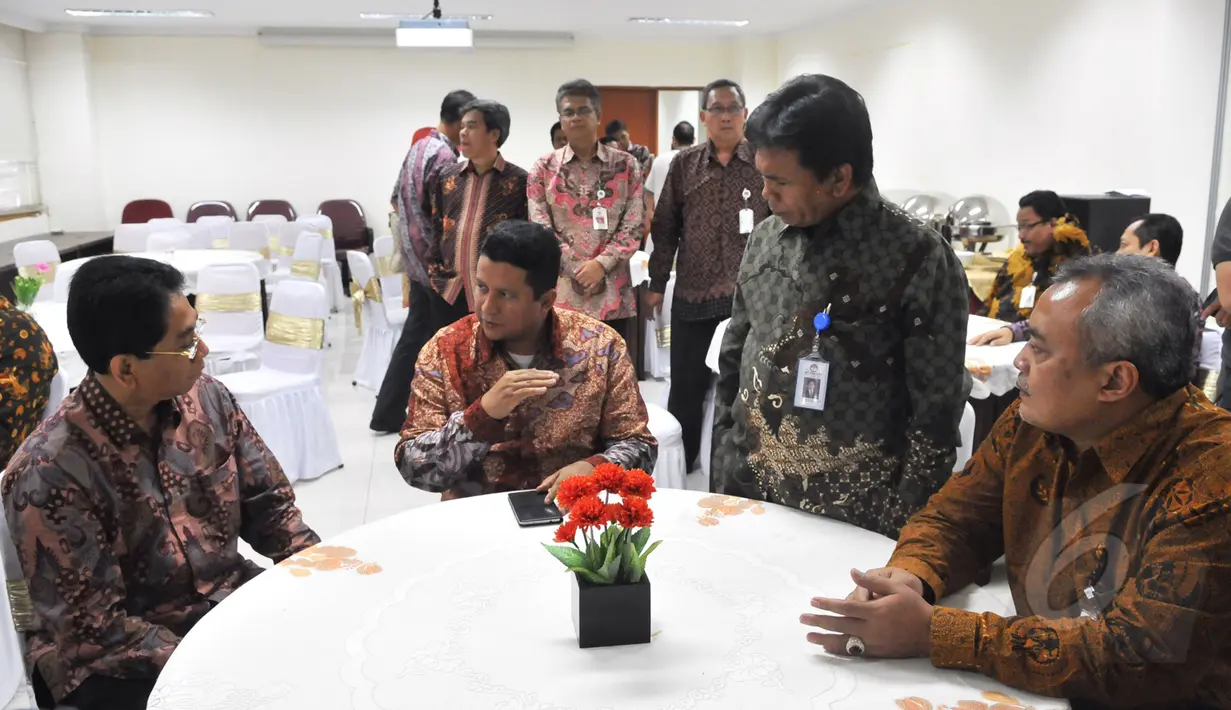 Ketua Bawaslu, Muhammad (kedua kiri), Pimpinan Bawaslu Nelson Simanjutak (kedua kanan), Sekjen Bawaslu Gunawan Siswantoro (kanan) dan Kepala ANRI, Mustari Irawan (kiri) saat acara penyerahan arsip, Jakarta, Jumat (8/5/2015). (Liputan6.com/Andrian M Tunay)