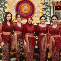 Ashanty, Krisdayanti, Aurel Hermansyah, dan Aaliyah Massaid saat Hadir Pernikahan Kakak Sarah Menzel di Bali. [@aaliyah.massaid]